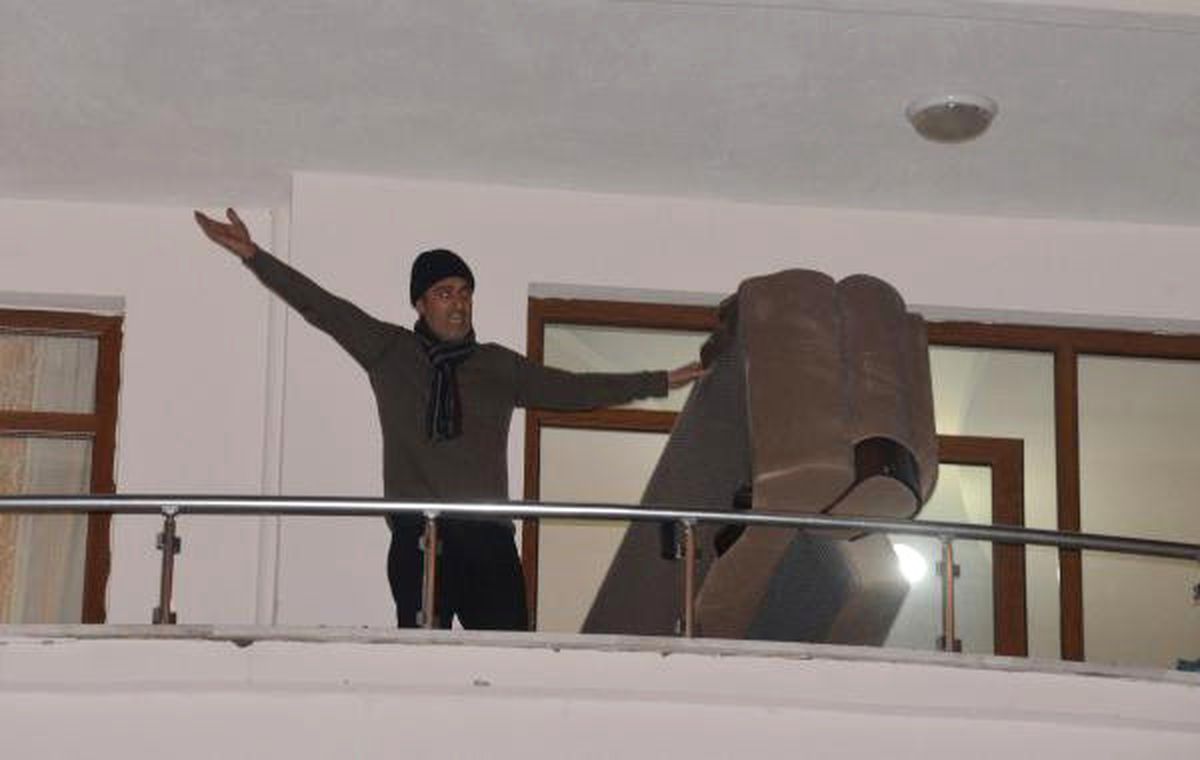 Konya\'da Eşi Evi Terk Edince Eşyaları Balkon Attı