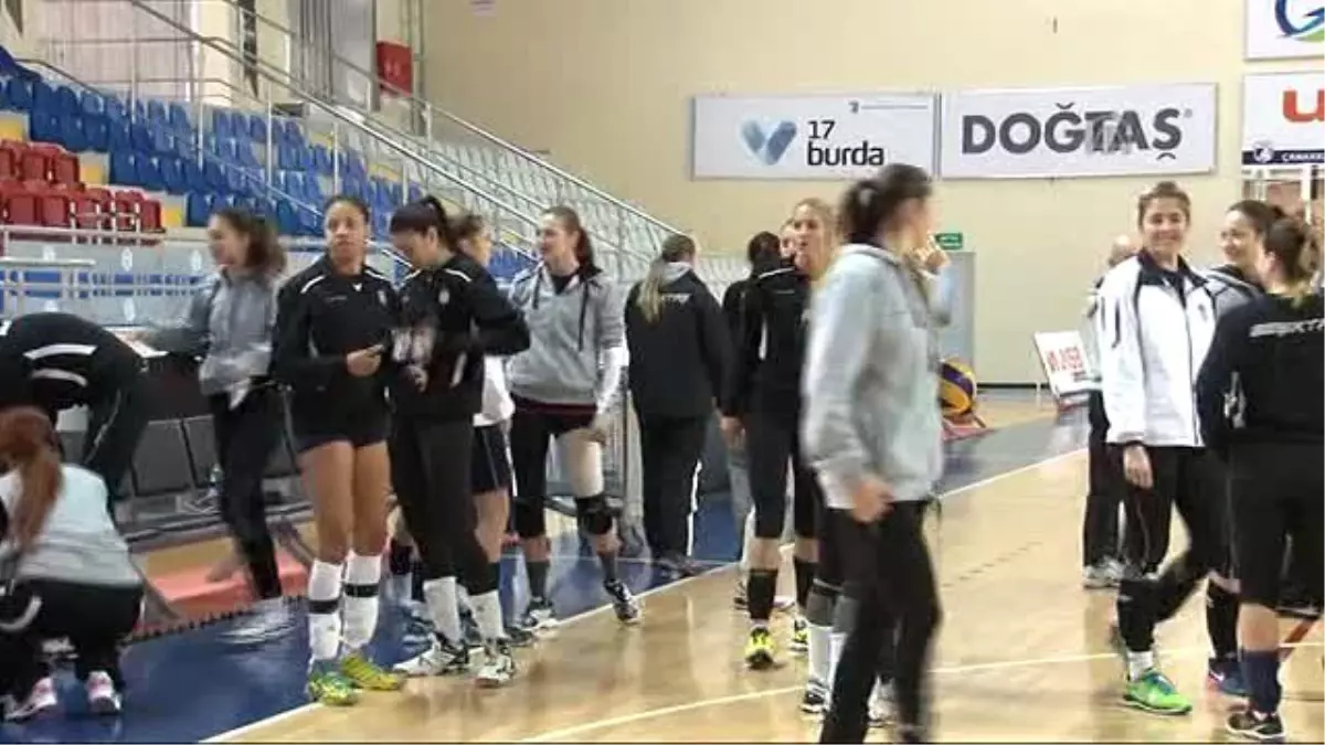 Beşiktaşlı Voleybolculara İdmanda Tatlı İkramı