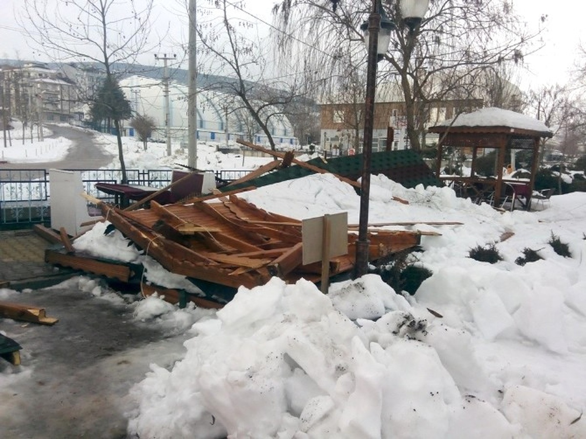 Dursunbey\'de Restoranın Kamelyası Çöktü