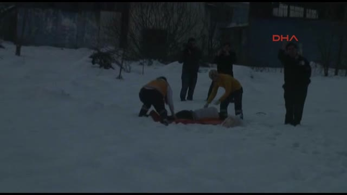 Düzce\'de Uyuşturucu Kullanan Genç Karlar Üzerine Yığılıp Kaldı