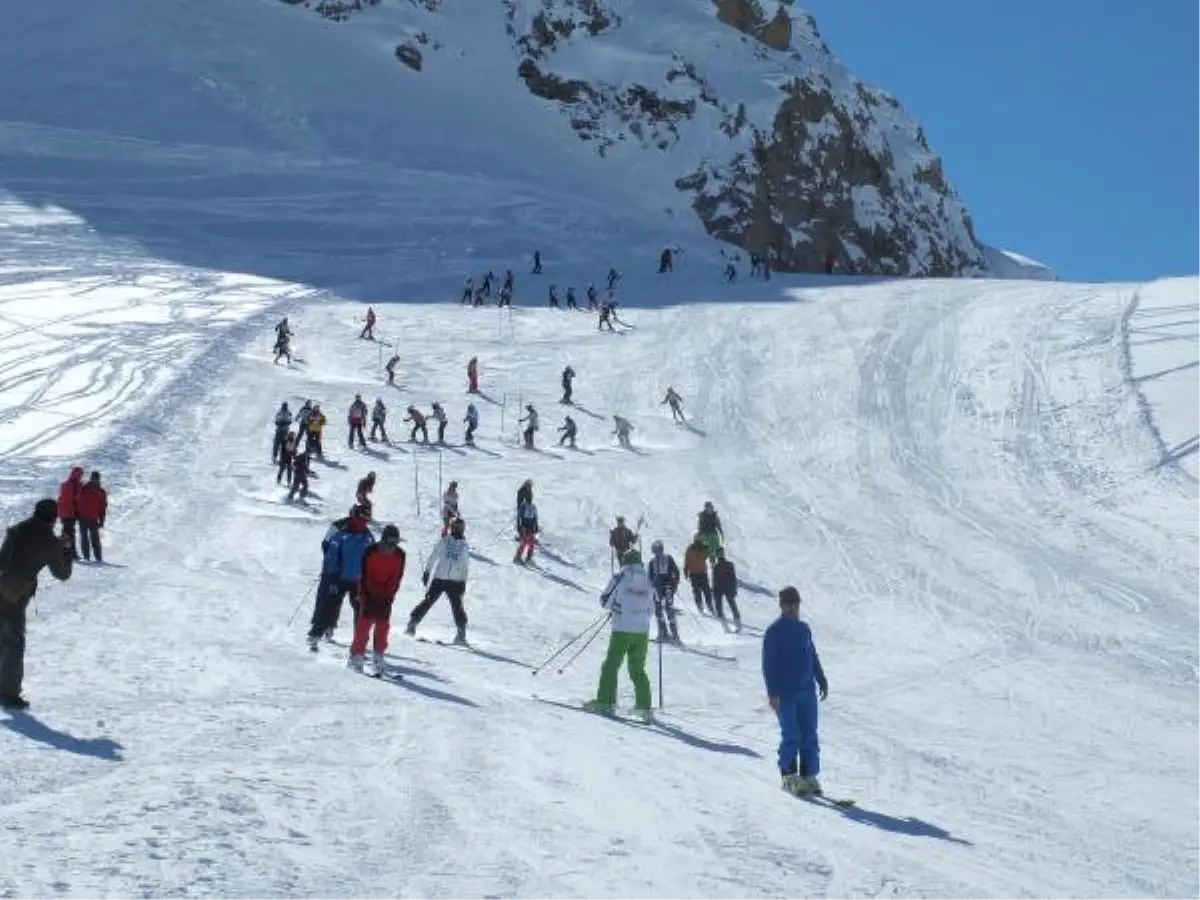 Hakkari\'de Kayakçılar İl Birinciliği İçin Yarıştı