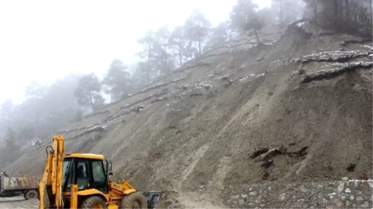 Heyelan Karayolunu Trafiğe Kapattı