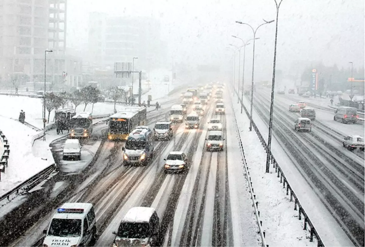 Kar Yağışı İstanbul Trafiğini Rahatlattı