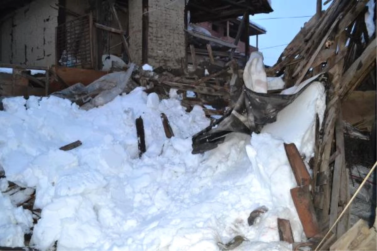 Kar Yüzünden Çatı Çöktü, Altında Kalan Kadın Yaralandı