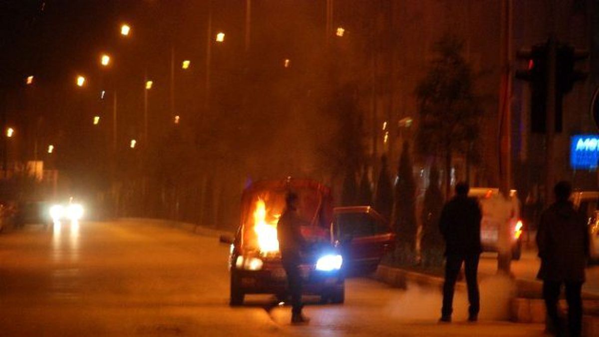 Kırmızı Işıkta Otomobil Alev Aldı