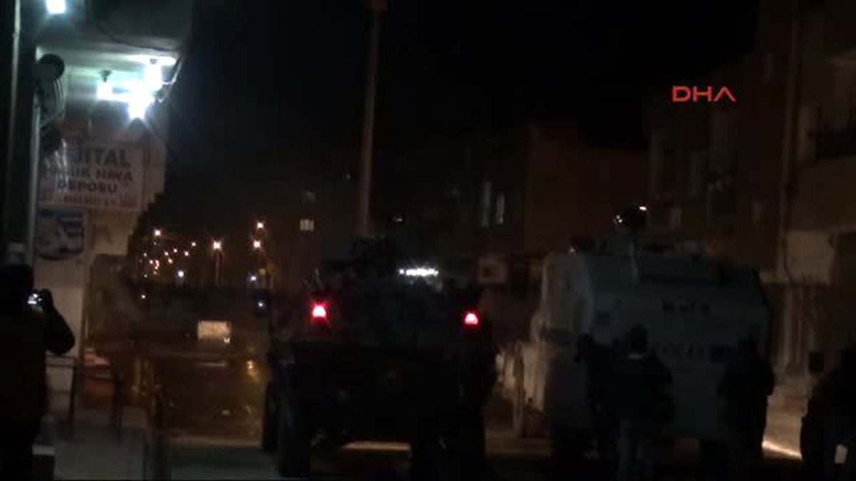 Yol Kesen PKK\'lılar Polise Ses Bombası Attı: 2 Polis Yaralı