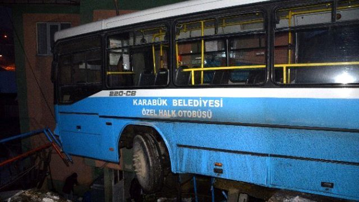 Otomobile Çarpmamak İçin Fren Yapan Halk Otobüsü Asılı Kaldı