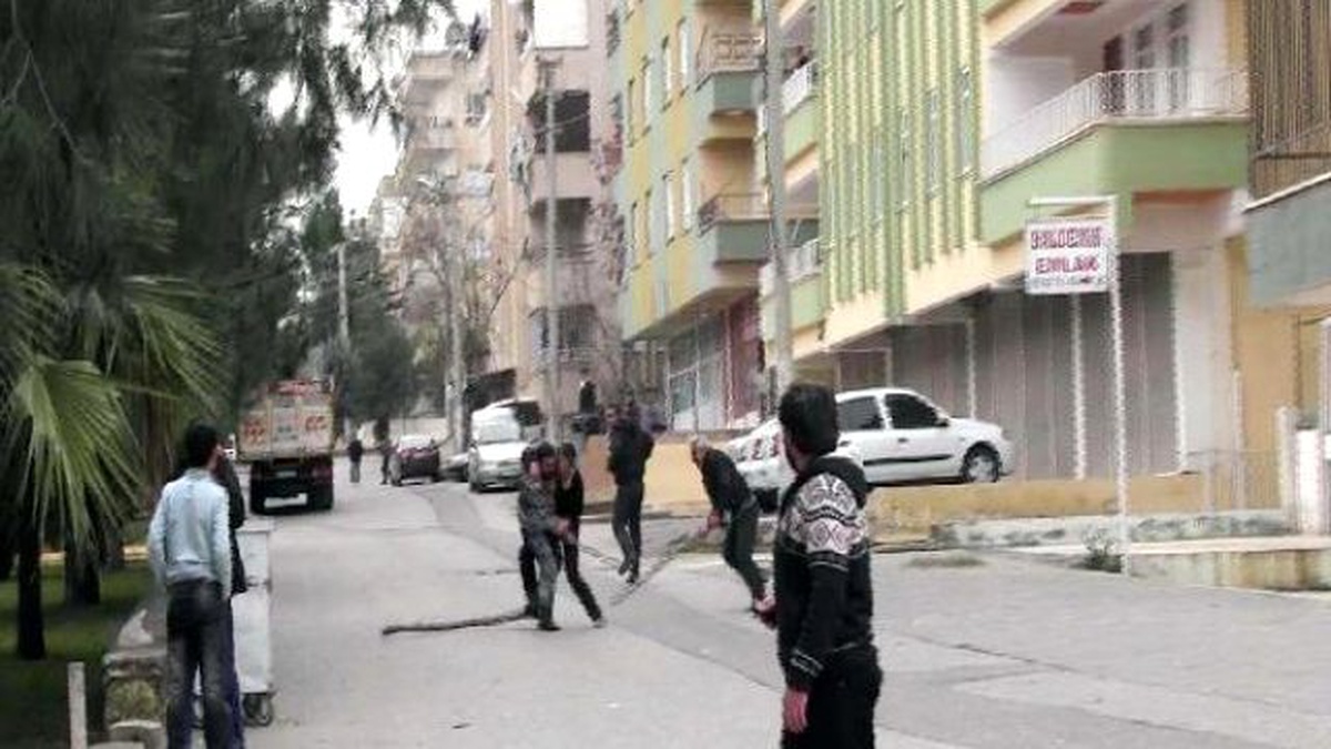 Şanlıurfa\'da Sokak Ortasında Sopalı Kavga