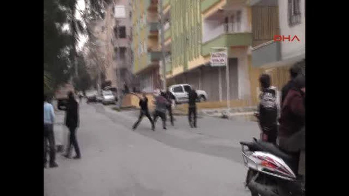 Şanlıurfa?da Sokak Ortasında Sopalı Kavga: 2 Yaralı