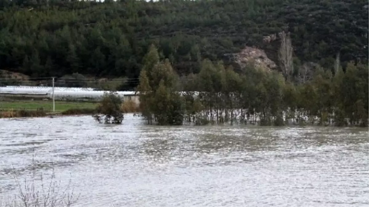 Seydikemer\'de Ev ve Seralar Sular Altında Kaldı