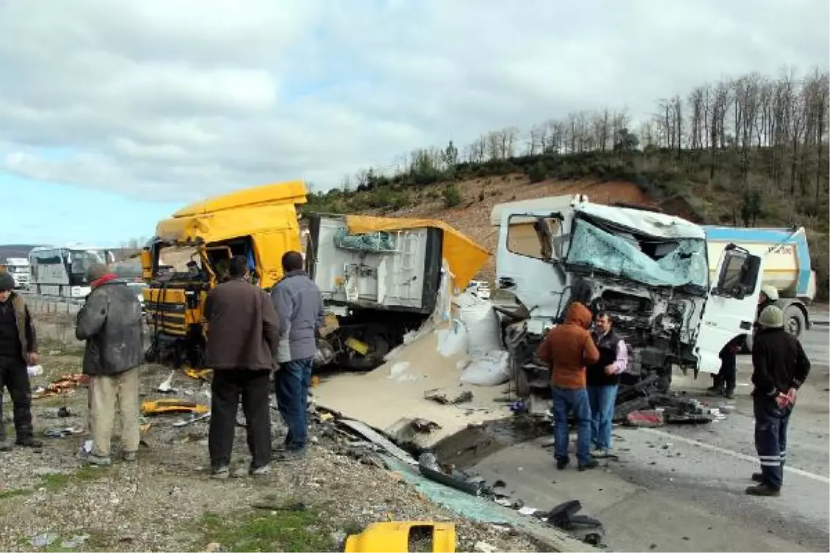 Tır ile Kamyon Kafa Kafaya Çarpıştı: 1 Ölü 2 Yaralı