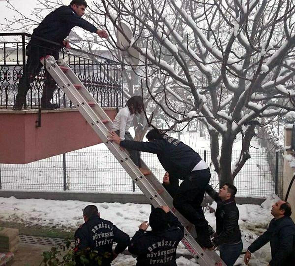 Yangında Mahsur Kalan Biri Bebek Dört Kişiyi İtfaiye Kurtardı