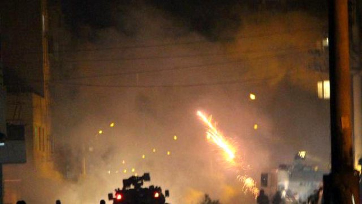 Nusaybin\'de Yol Kesen PKK\'lılar Polise Ses Bombası Attı