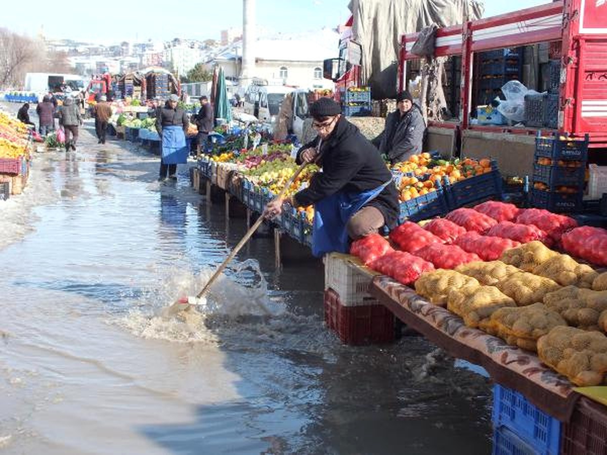 Yozgat\'ta Eriyen Kar Suları Pazar Yerini Göle Çevirdi