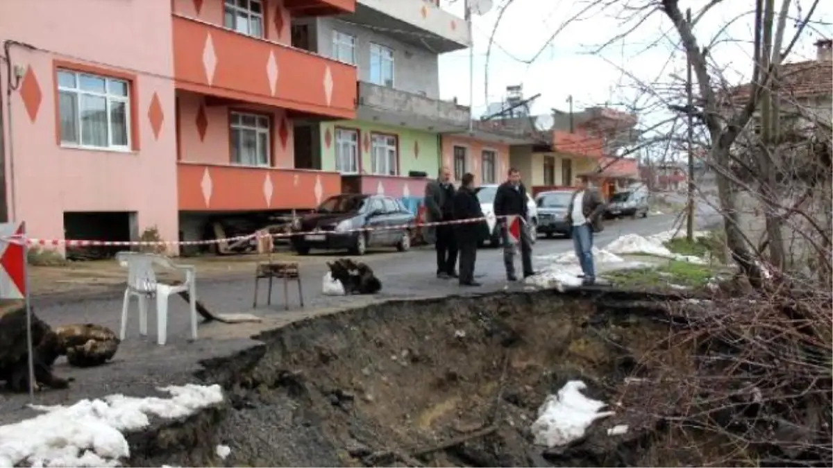 Zonguldak\'ta Heyelan 7 Binayı Tehdit Ediyor