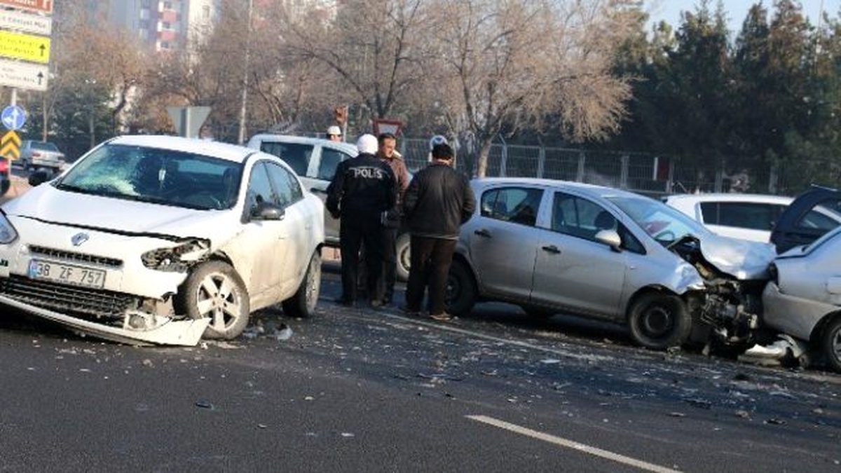 Kayseri\'de 4 Araç Zincirleme Trafik Kazasına Karıştı