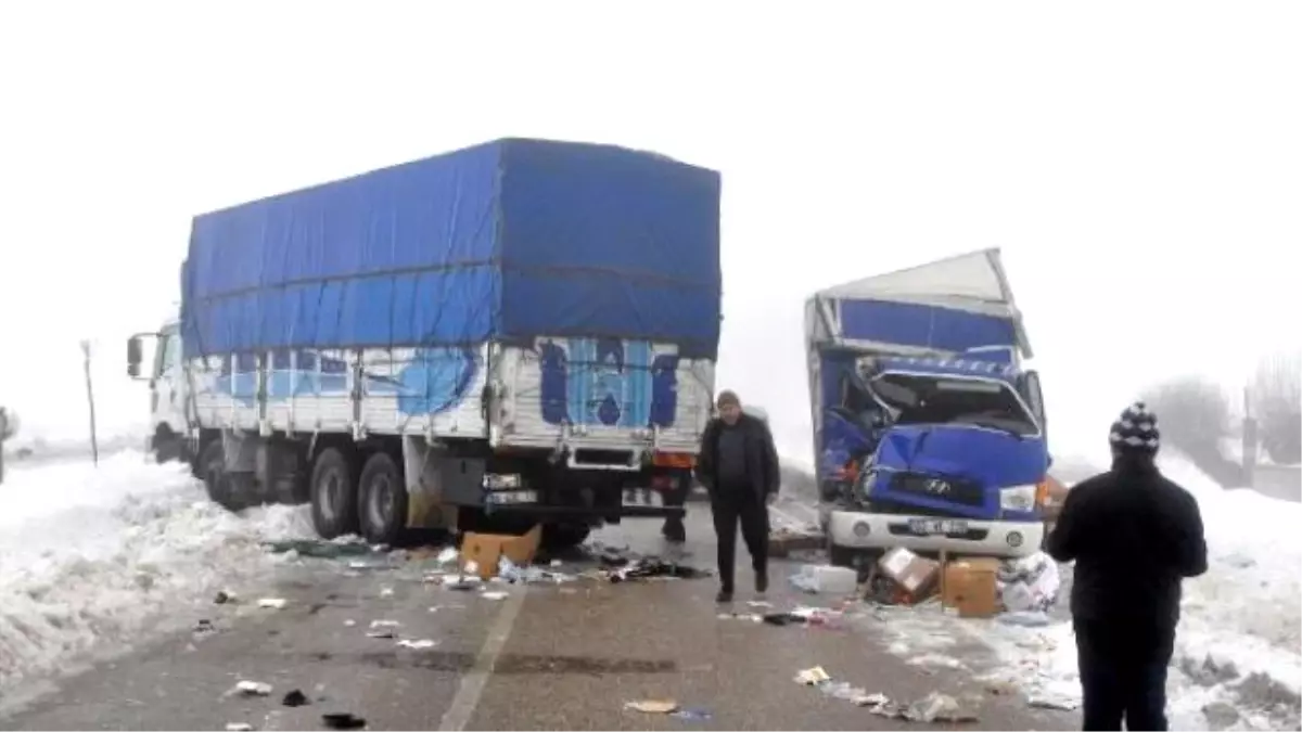 Afyon- Antalya Yolunda İki Zincirleme Kaza: 5 Yaralı