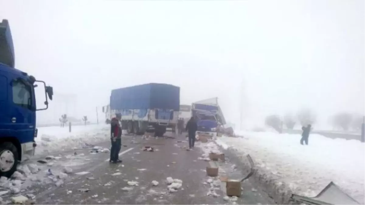Afyonkarahisar-Antalya Karayolu Zincirleme Trafik Kazası Nedeniyle Trafiğe Kapandı