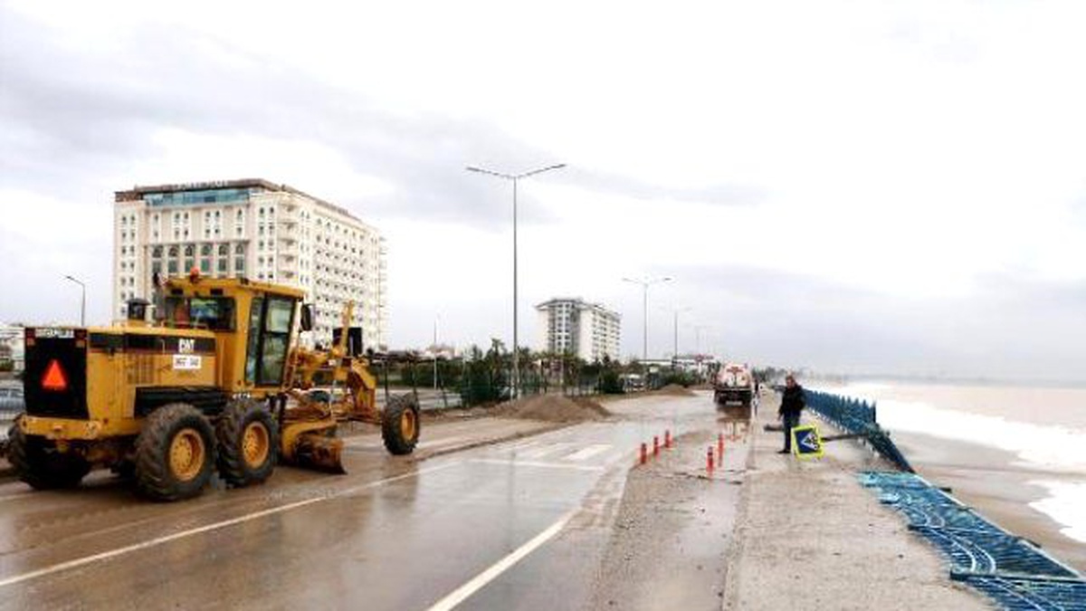 Antalya\'da Fırtınanın Etkisi Sürüyor