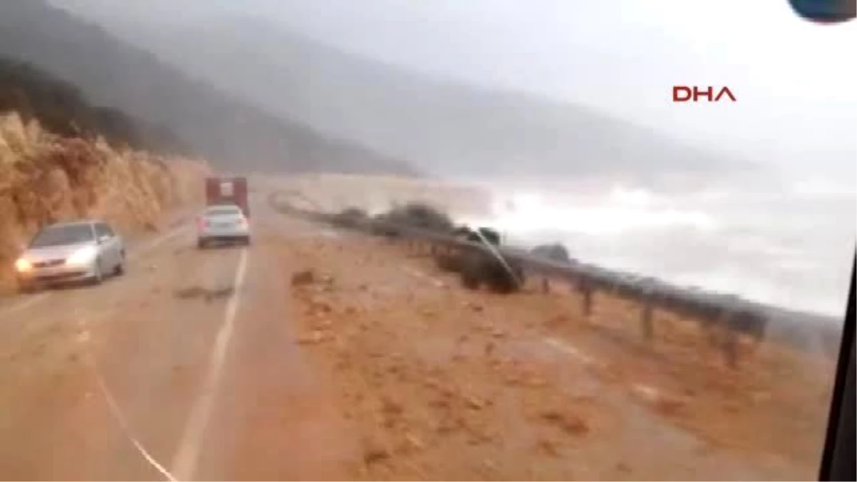 Antalya Demre- Dev Dalgalar Yolu Esir Aldı