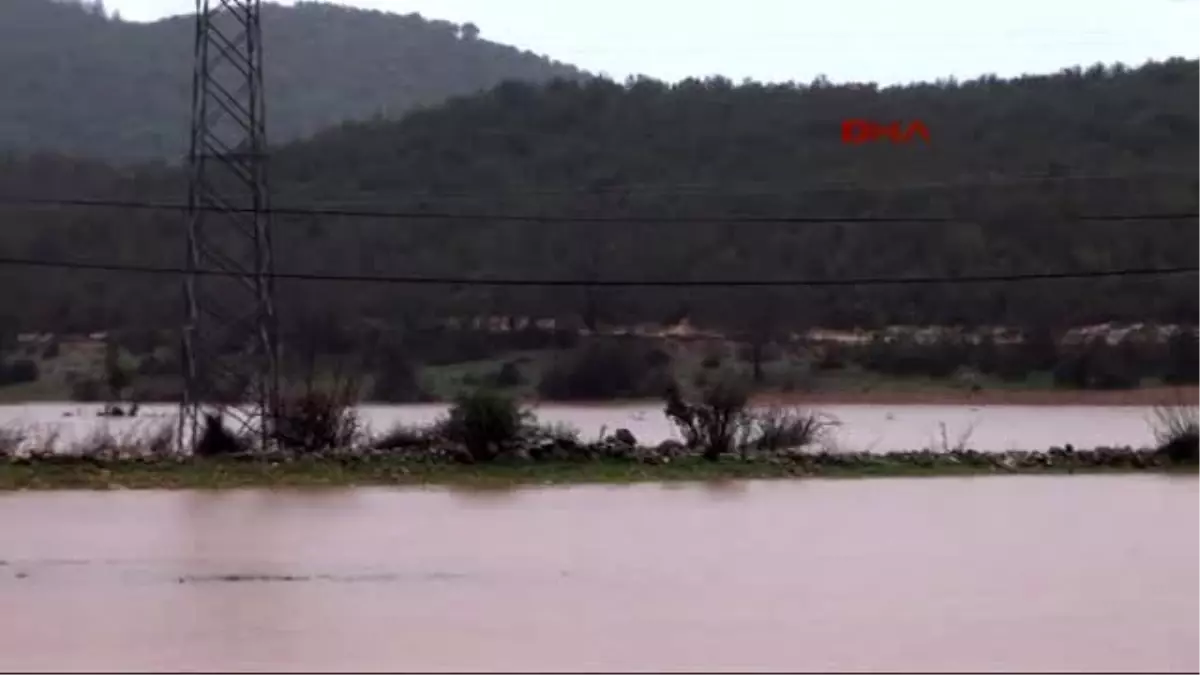 Antalya Kaş\'ta Evleri Su Bastı, Araçlar Moloz Altında Kaldı