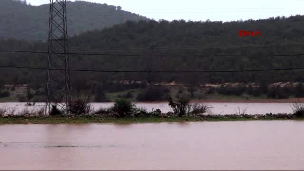 Kaş\'ta Evleri Su Bastı, Araçlar Moloz Altında Kaldı