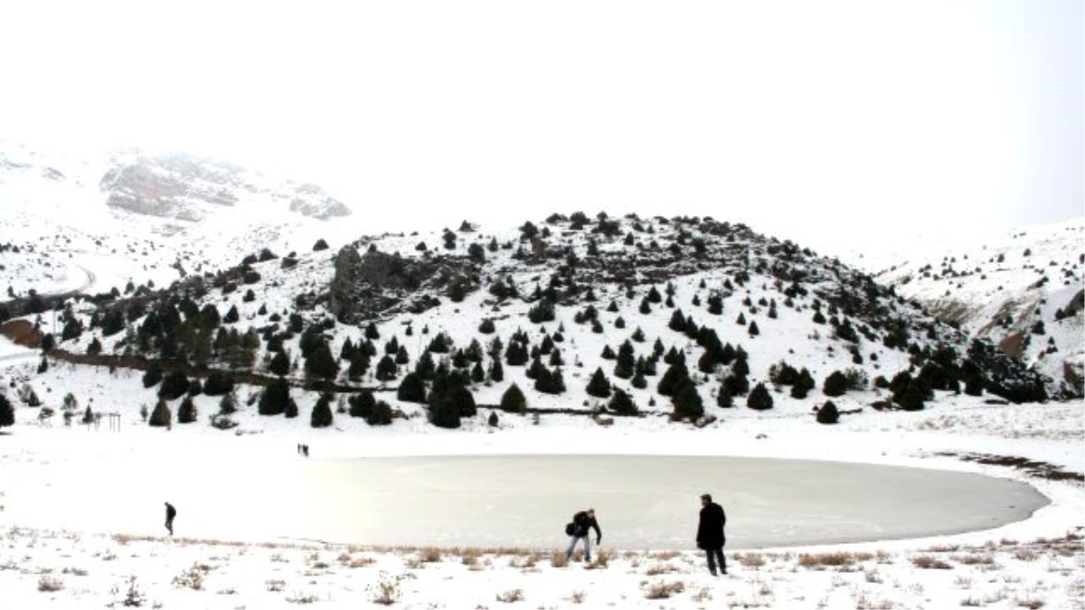 Ardahan\'da Soğuk Hava Kaş ve Kirpikleri Bile Dondurdu