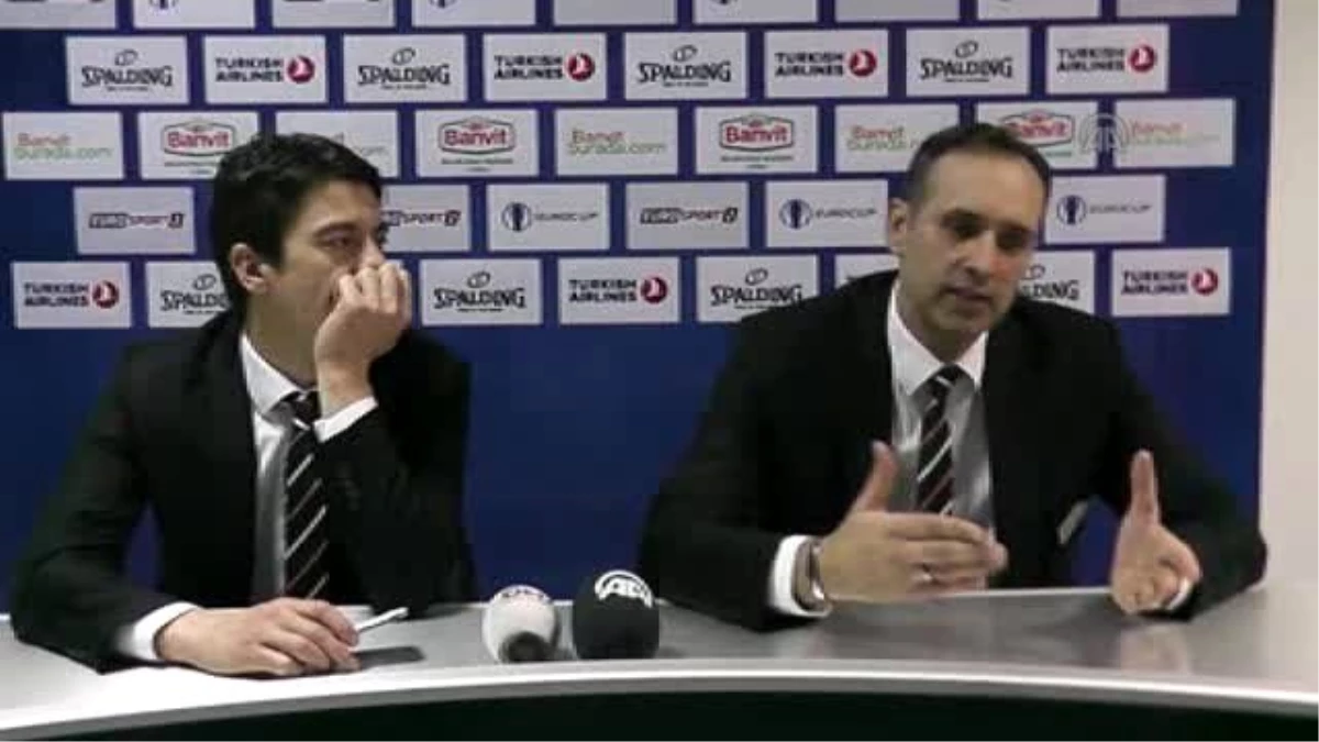 Banvit Başantrenörü Lukıc ve Dinamo Sassari Başantrenörü Sacchetti