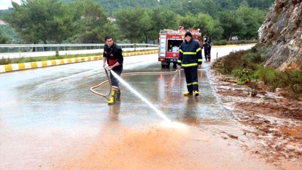 Bodrum\'da İçme Suyu Hattı Patladı, İzmir Yolu 1 Saat Ulaşıma Kapandı