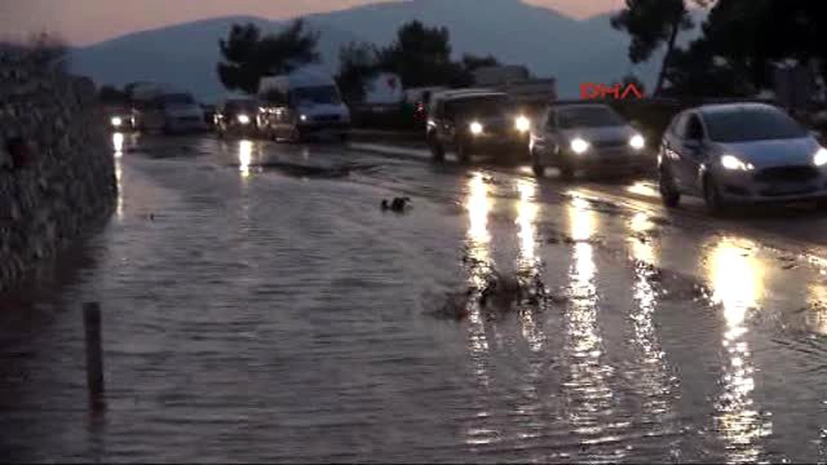 Bodrum\' da İçme Suyu Hattı Yine Patladı, Tonlarca Su Taşları Karayoluna Sürükledi