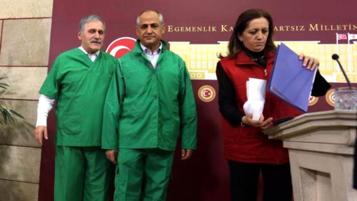 CHP\'li Milletvekilleri Destek İçin Hastane Personeli Kıyafeti Giydiler