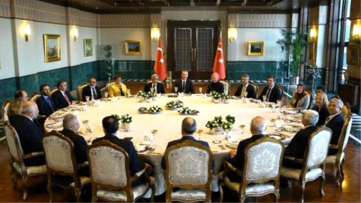 Cumhurbaşkanı Erdoğan, Cumhurbaşkanlığı Sofrası\'nda Akademisyen ve Fikir İnsanlarını Ağırladı