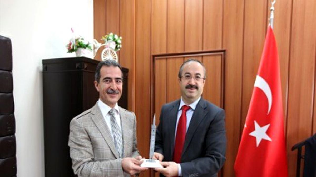 Doç. Dr. Toprak\'a Eyigün\'den Teşekkür Plaketi