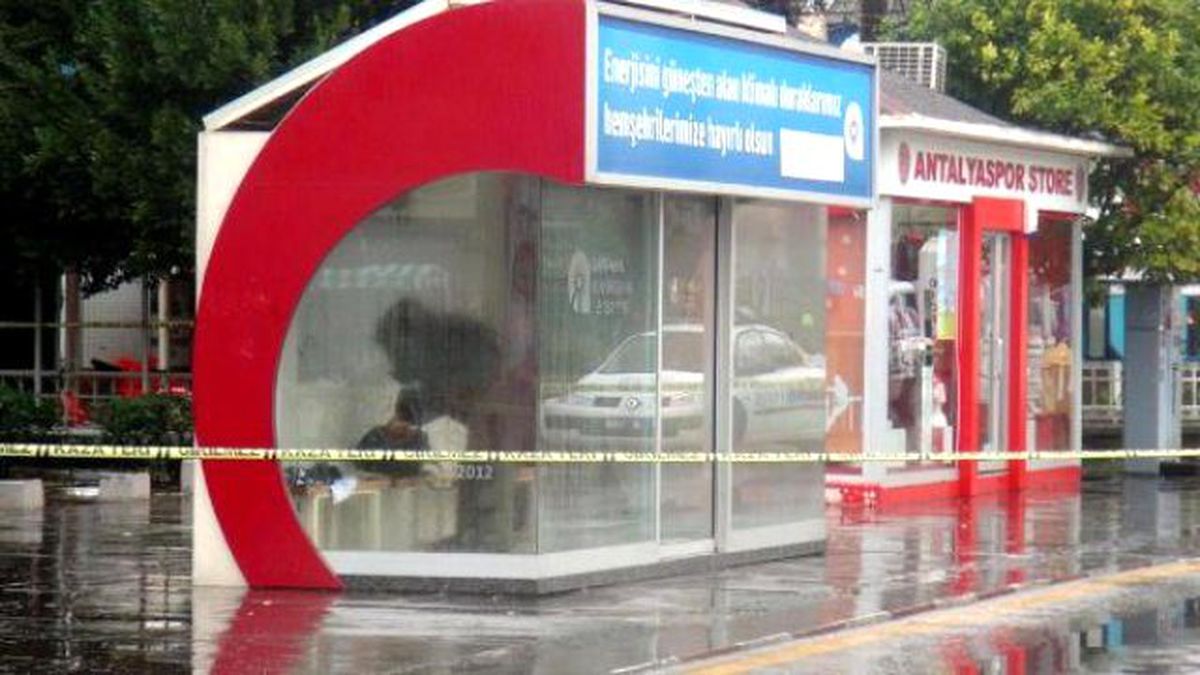 Antalya\'da Durakta Unutulan Çantadan Kitap Çıktı