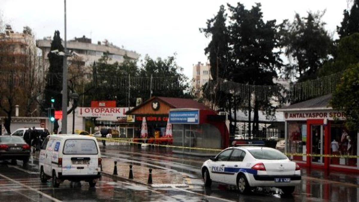 Durakta Unutulan Öğrenci Çantası Polisi Alarma Geçirdi