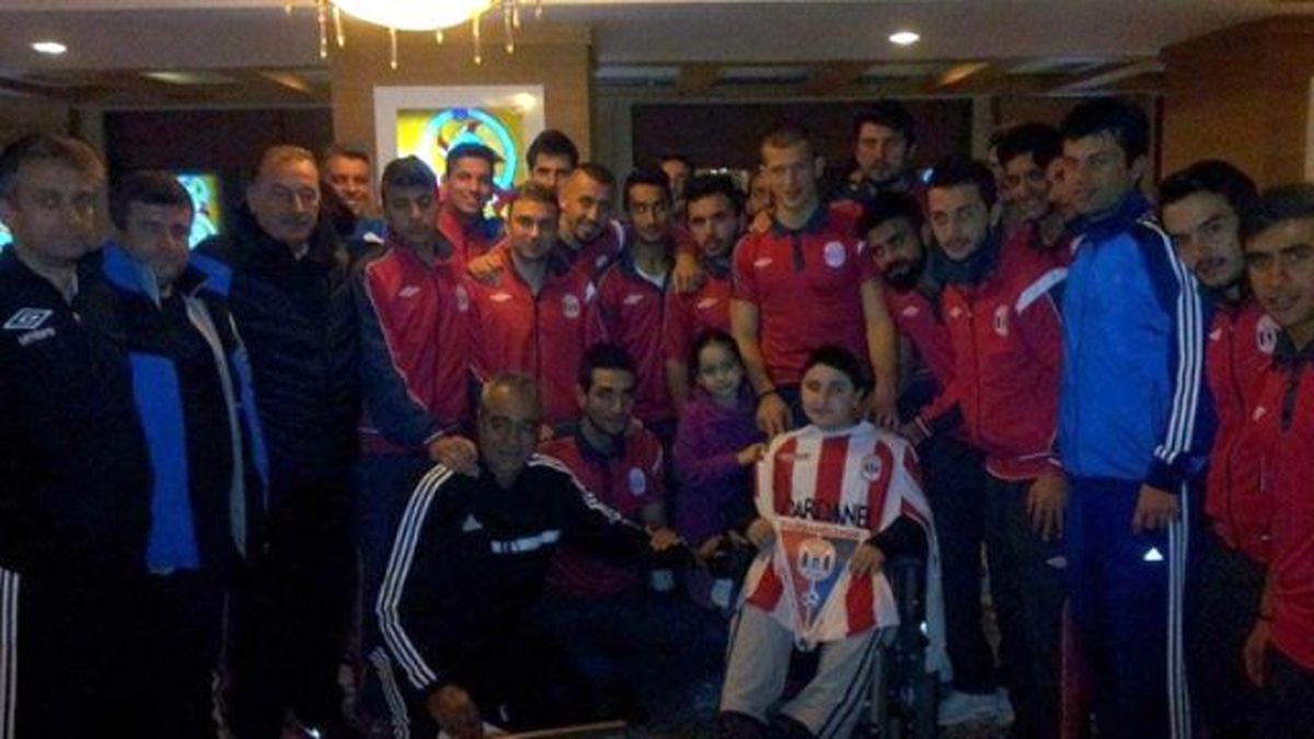 Engelli Arda, Dardanelspor\'un Kampını Ziyaret Etti