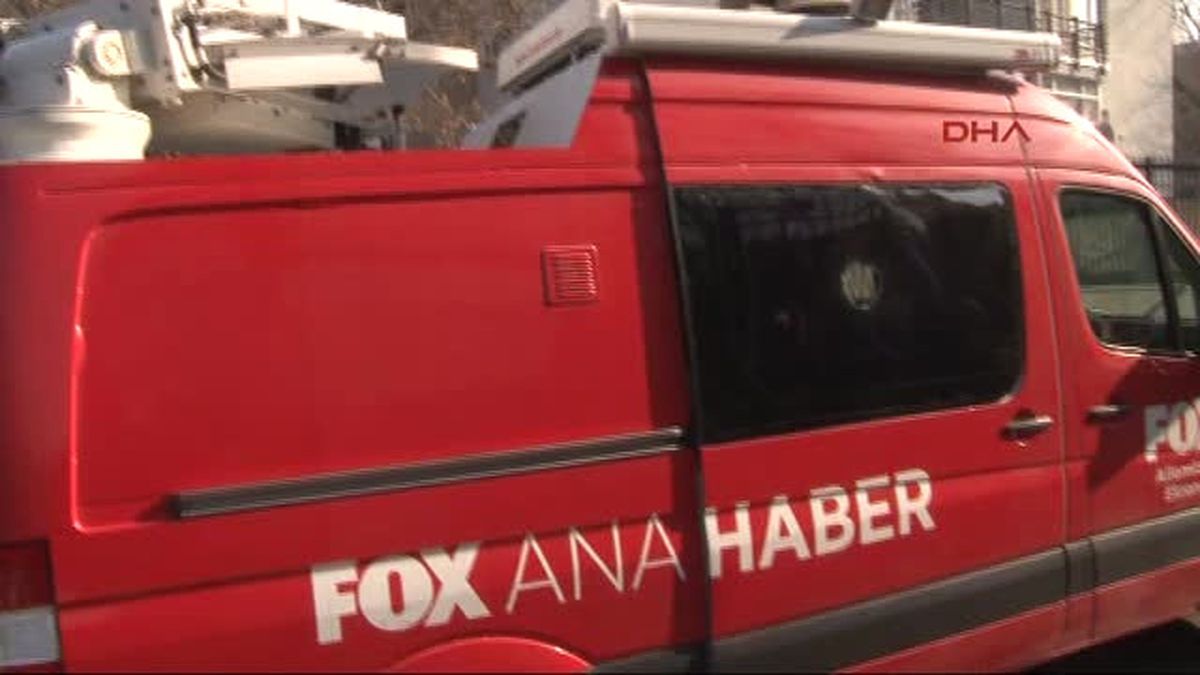 Fox Tv Canlı Yayın Aracına Taşlı Saldırı