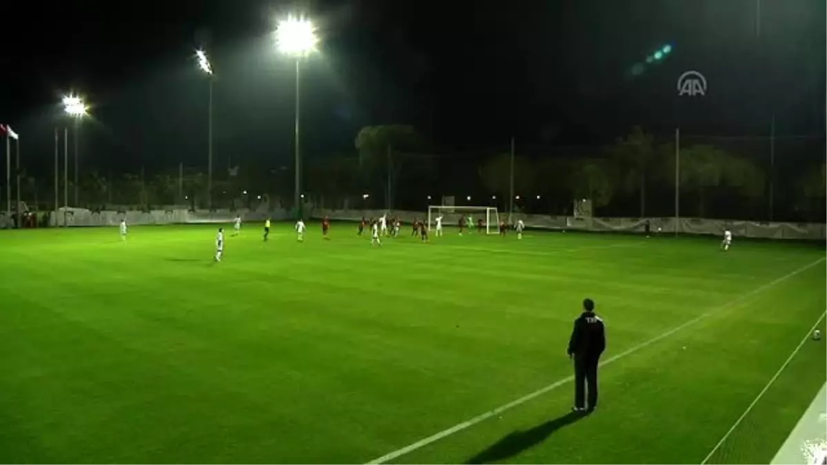 Azeri Futbolcu, Eskişehir Maçı Oynanırken Saha Kenarında Namaz Kıldı