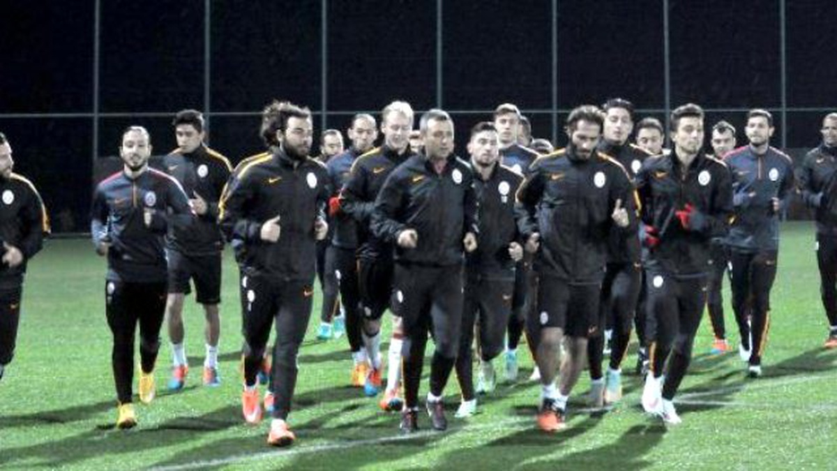 Galatasaray İlk İdmanını Yağmur Altında Yaptı