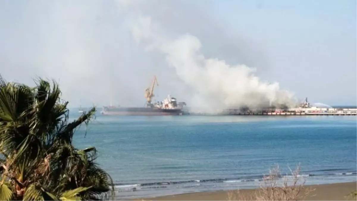 İskenderun\'da Gemideki Yangın Kontrol Altına Alınamıyor