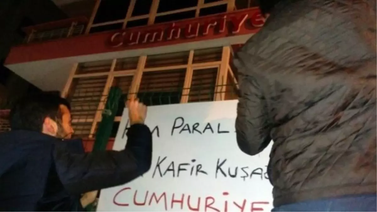 "Hem Paralel Hem Kafir Kuşağısın, Cumhuriyet Sen Kimin Uşağısın"