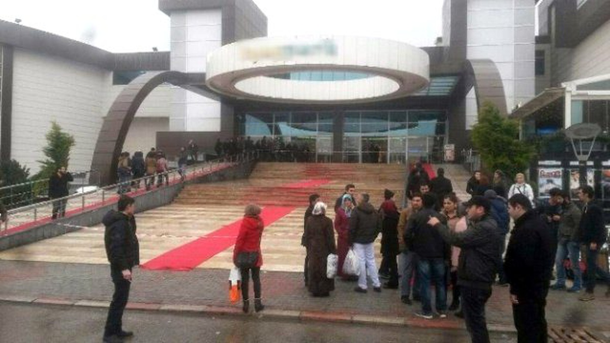Isparta\'da Alışveriş Merkezinin Çatısı Çöktü