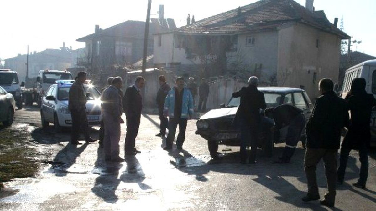 Karaman\'da Otomobiller Çarpıştı: 4 Yaralı