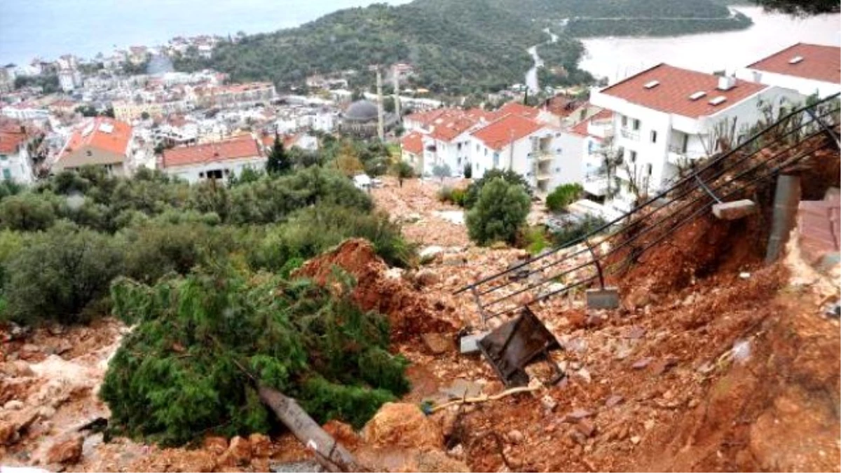 Kaş\'ta Evleri Su Bastı, Araçlar Moloz Altında Kaldı