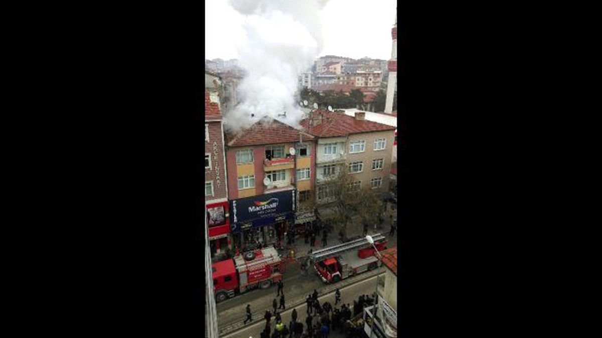 Kırıkkale\'de 4 Katli Binanın Çatı Katında Yangın