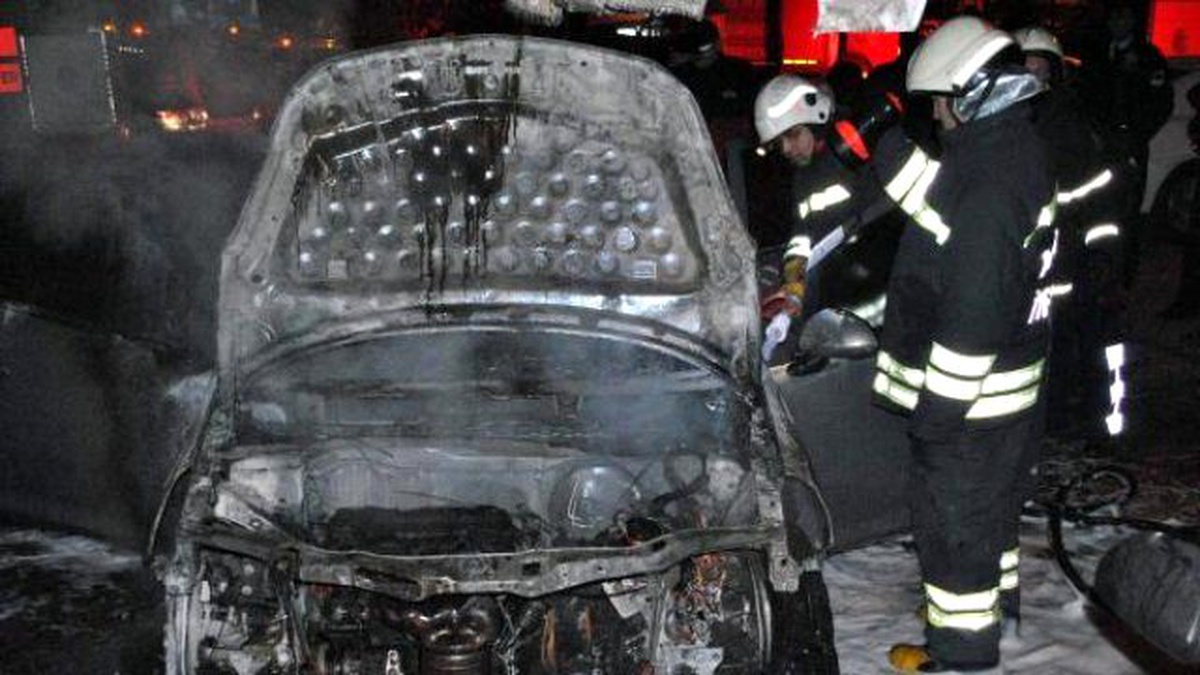 Kundaklanan Otomobildeki Yangın Binaya Sıçradı