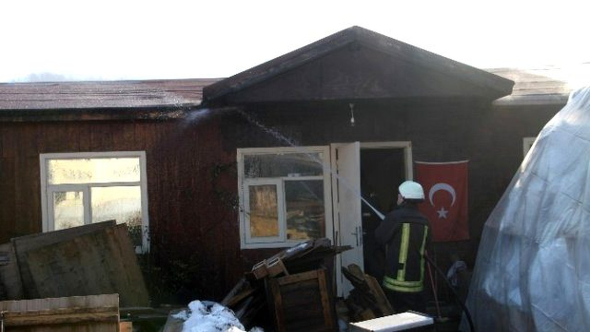 Ereğli\'de Odun Deposundaki Yangın Büyümeden Söndürüldü