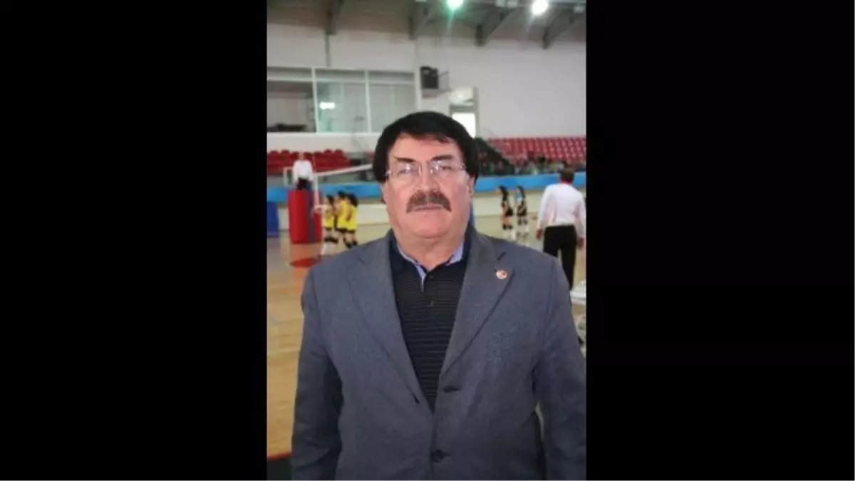 Okullar Arası Voleybol Turnuvası\'nda Kıyasıya Mücadele Sürüyor