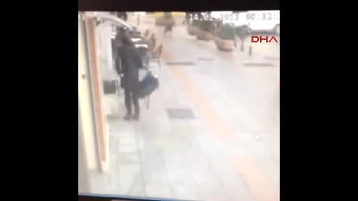 Kadıköy\'deki Şüpheli Polisi Böyle Alarma Geçirdi