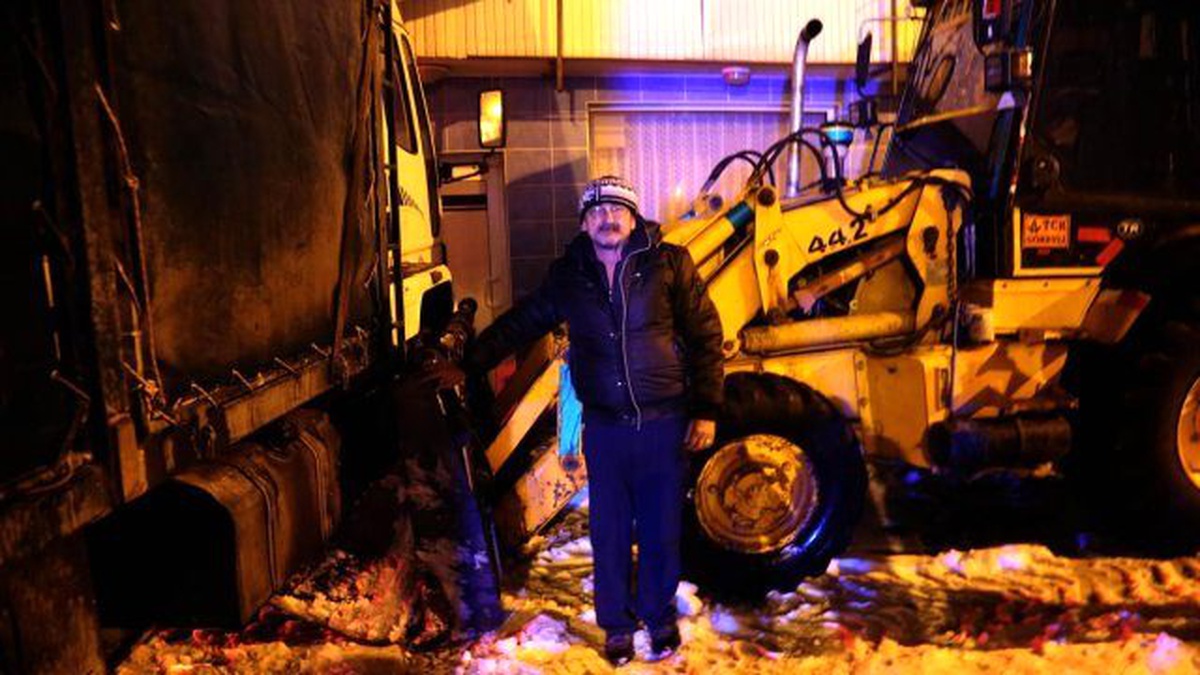 Şoför Kalp Krizi Geçirdi, Kamyon İş Makinesine Çarptı
